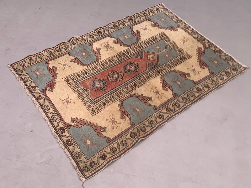 Old Turkish Small Milas Rug 132x94 cm old vintage carpet Ushak Pink Beige Blue gallery