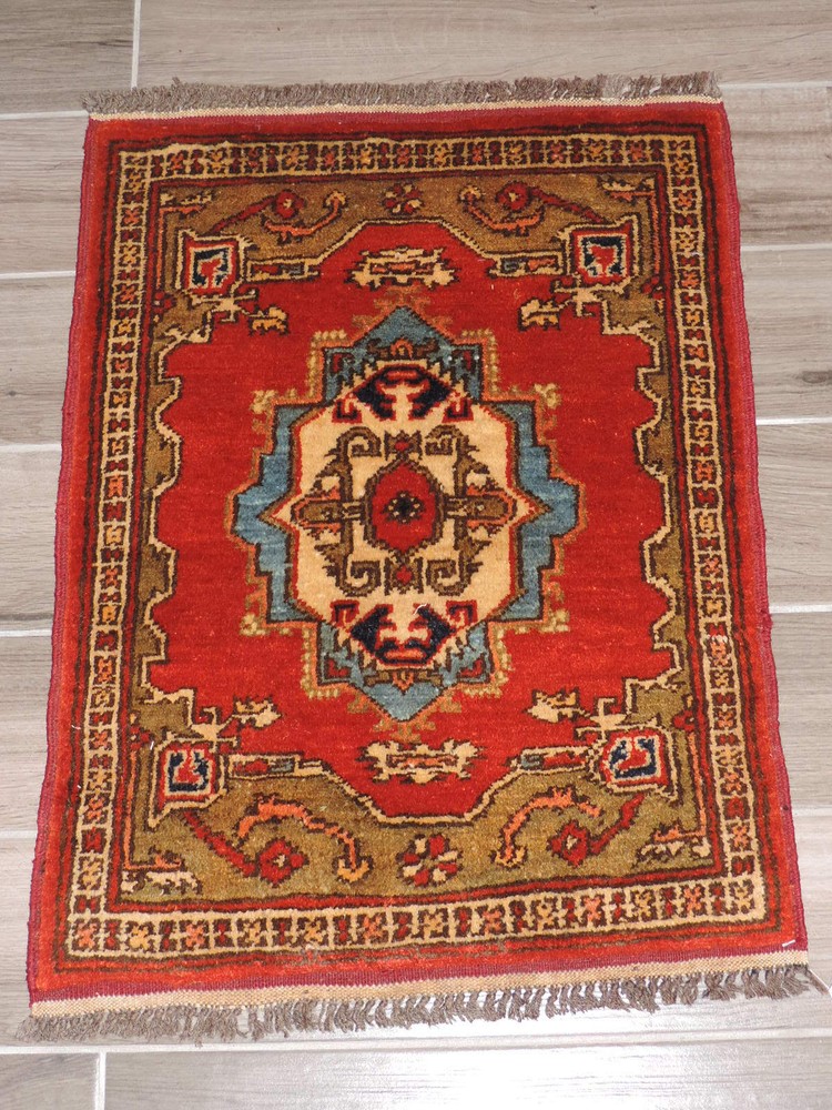 2x3ft. Handknotted Kargai Wool Rug
