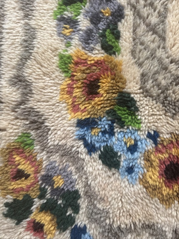 Vintage Hand Made Floral Granny MCM Latchhook Bed Rug Cottagecore 48 X 31 gallery