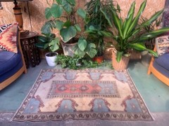 Old Turkish Small Milas Rug 132×94 cm old vintage carpet Ushak Pink Beige Blue
