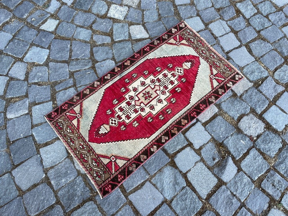 Turkish Vintage Small Rug Handmade Wool Bohemian Bath Mat Rug 1,5 x 2,8 ft