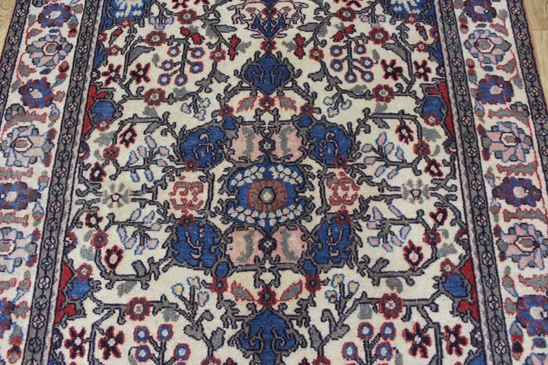 Fine vintage handmade oriental rug with beautifully drawn floral 198 x 125 cm gallery