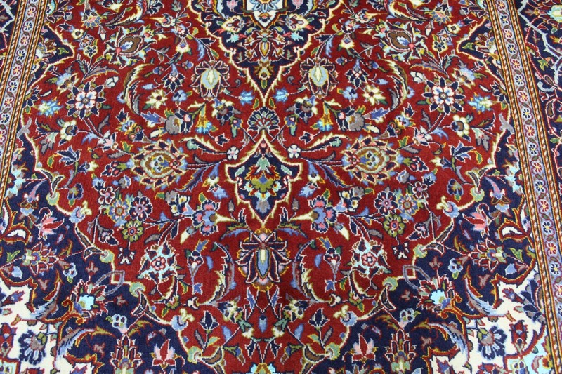 STUNNING HANDMADE ORIENTAL WOOL AND SILK RUG WITH FINE FLORAL DESIGN 220 X 138CM gallery