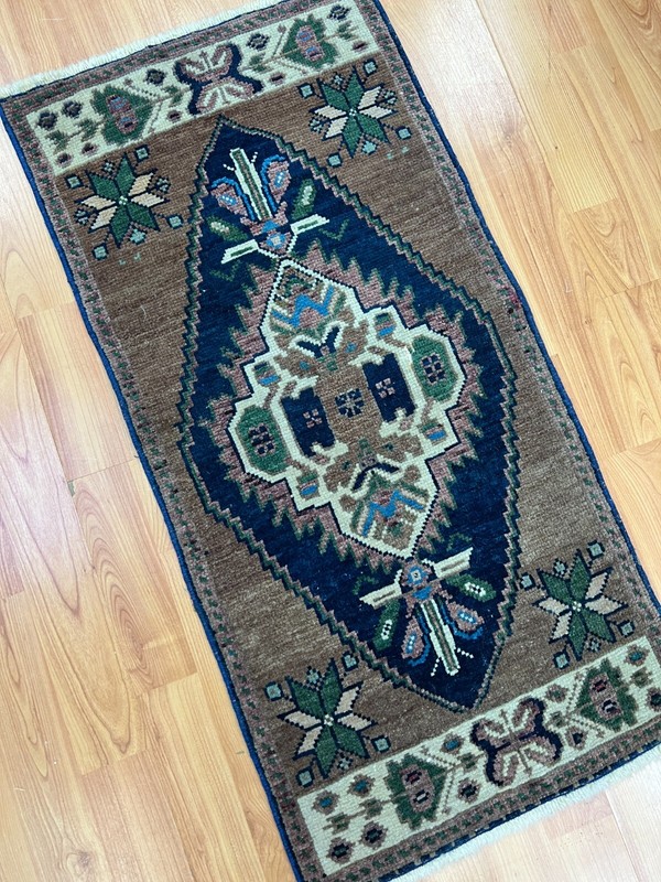 1'4" x 2'9" Turkish Ser api Oriental Rug - 1920s - Hand Made - 100% Wool gallery