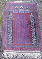 Old Sistan Balouch Seh-mihrab Tribal Prayer Rug. 133cm x 94cm.