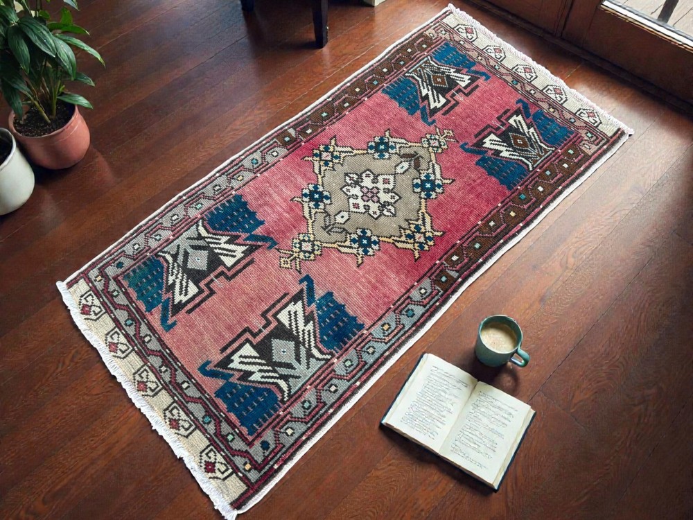 Small Handknotted Turkish Wool Rug Vintage Bohemian Accent Mat 1,6 x 3,2 ft