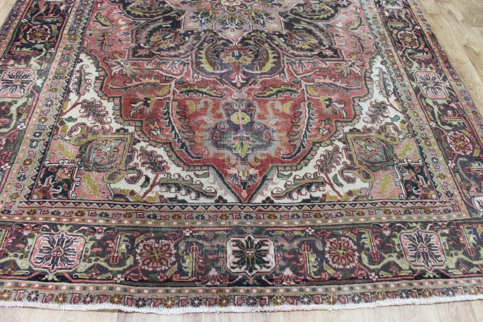 Antique Handmade Oriental Heriz Wool Rug Medallion 340 x 235cm (11’2” x 7’9”) gallery