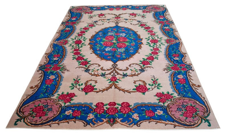 Vintage 1970s Hand-Woven Turkish Anatolian Low Pile Wool Rug 5'11"x9'3" | Floral gallery