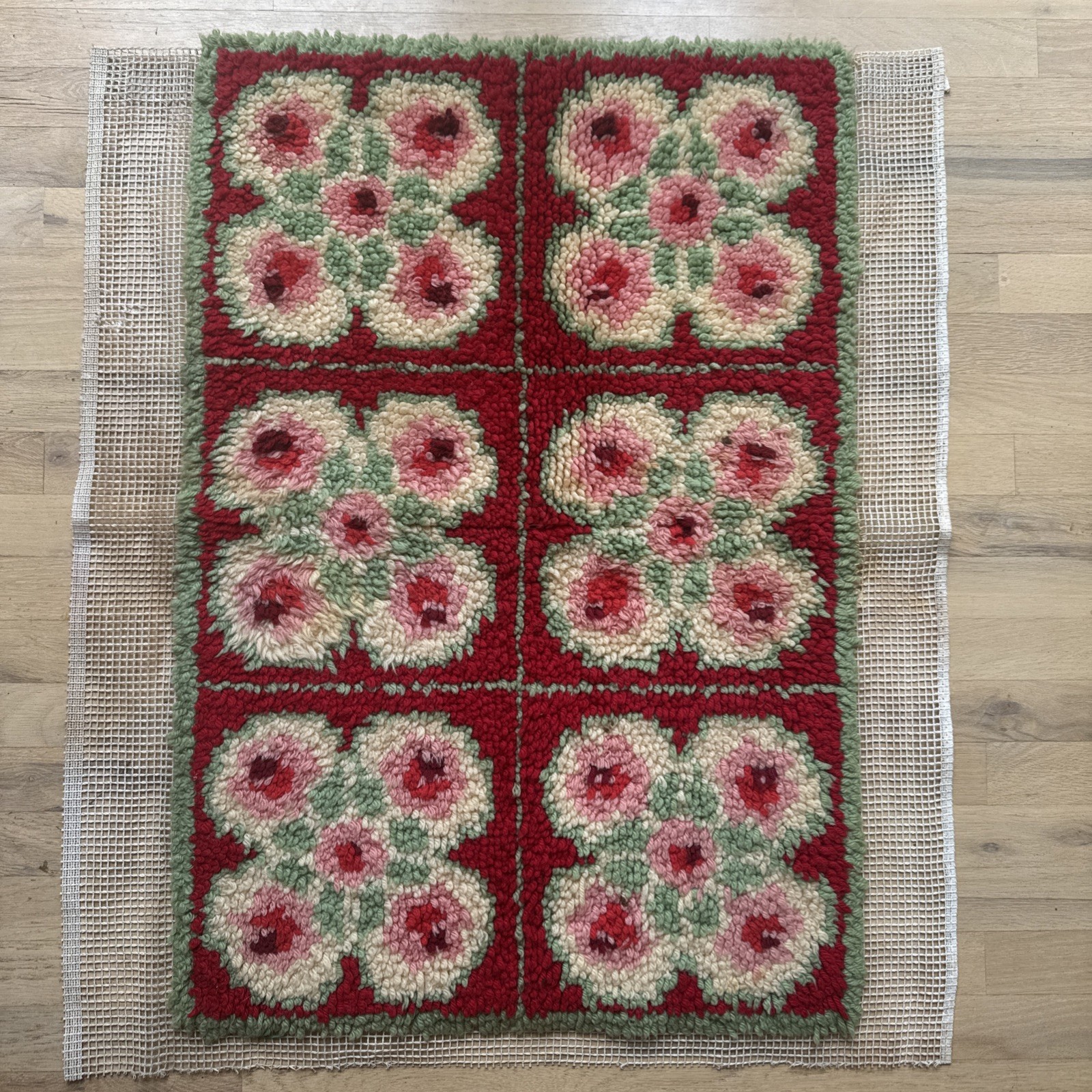 Vintage Hand Made Floral Granny MCM Latchhook Bed Rug Red Pink Squares 36 X 24 gallery