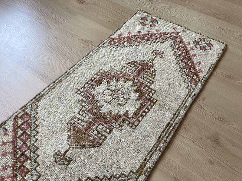 White rug, Turkish rug, Vintage Rug, Small rug, Wool rug, Doormat, 1.4 x 3 ft gallery