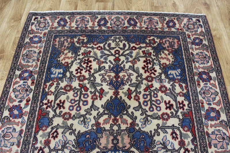 Fine vintage handmade oriental rug with beautifully drawn floral 198 x 125 cm gallery