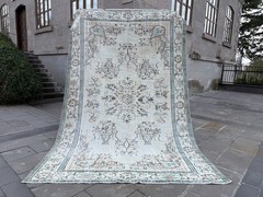 5.8×9 Vintage French Country Rug – Neutral Pastel Vase & Floral Medallion