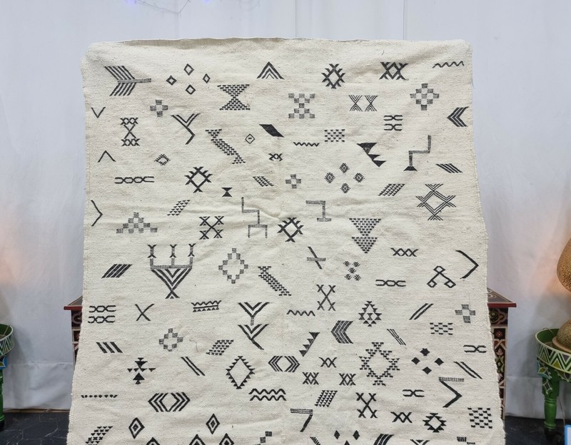 Moroccan Handmade Kilim Zanafi Rug 4'4"x8'3" Berber Abstract White Black Carpet gallery