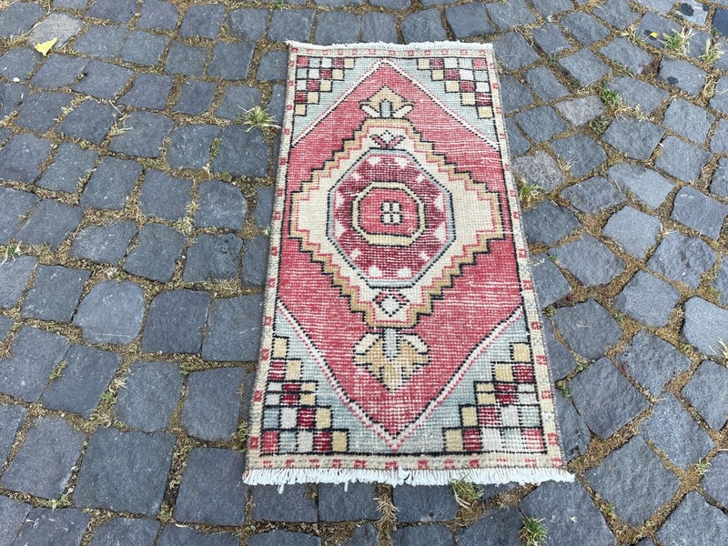 Turkish Vintage Small Rug Handmade Wool Bohemian Bath Mat Rug 1,5 x 2,9 ft gallery