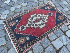 Turkish Vintage Small Rug Handmade Wool Bohemian Bath Mat Rug 1,8 x 2,9 ft