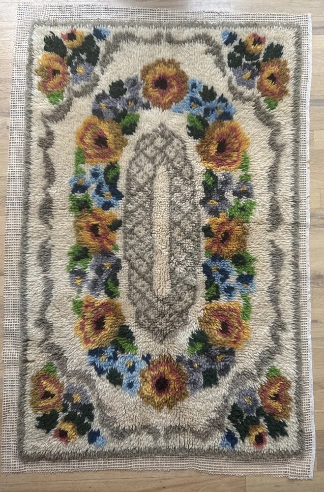 Vintage Hand Made Floral Granny MCM Latchhook Bed Rug Cottagecore 48 X 31