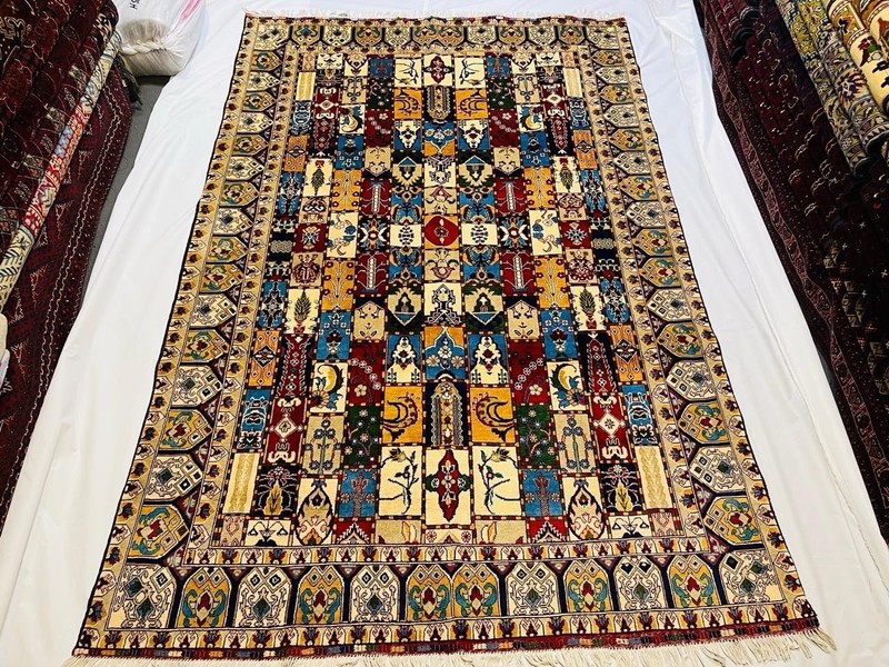 Artisanal Masterpiece: Hand-Knotted Naqsha Kashmiri New Rug (9.9 x 6.4 ft) gallery
