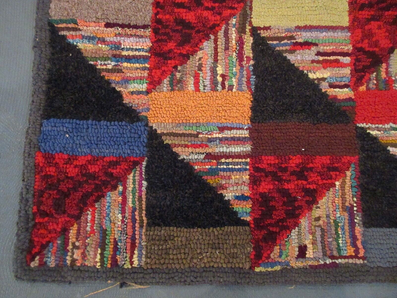 WONDERFUL VINTAGE AMERICAN GEOMETRIC DESIGN HOOKED RUG ON BURLAP ESTATE FIND gallery