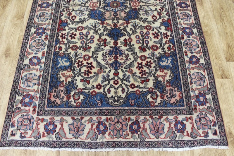 Fine vintage handmade oriental rug with beautifully drawn floral 198 x 125 cm gallery