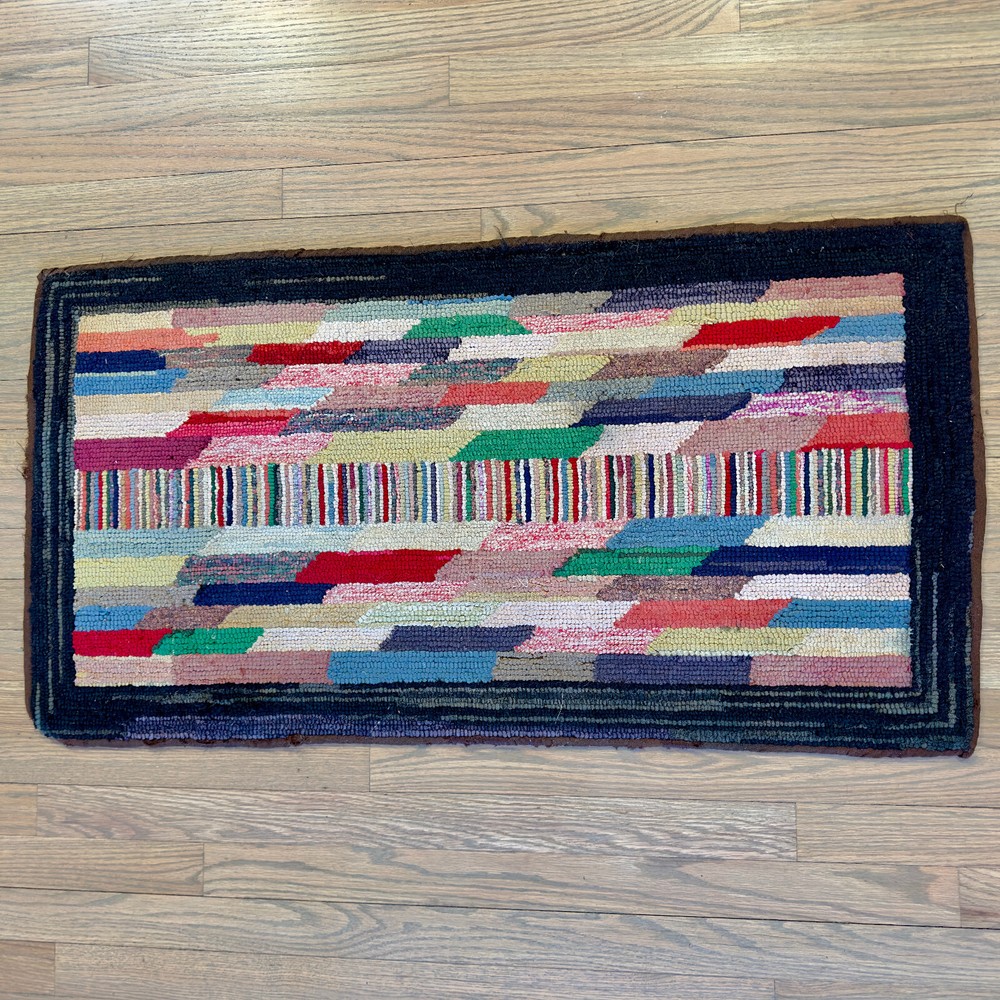 A BEAUIFUL ANTIQUE AMERICAN HOOKED RUG 2x4ft circa 1900