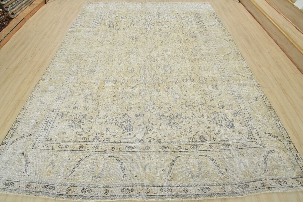 Vintage Anatolia 9’9” x 12’6” Beige Distressed Wool Hand-Knotted Oriental Rug
