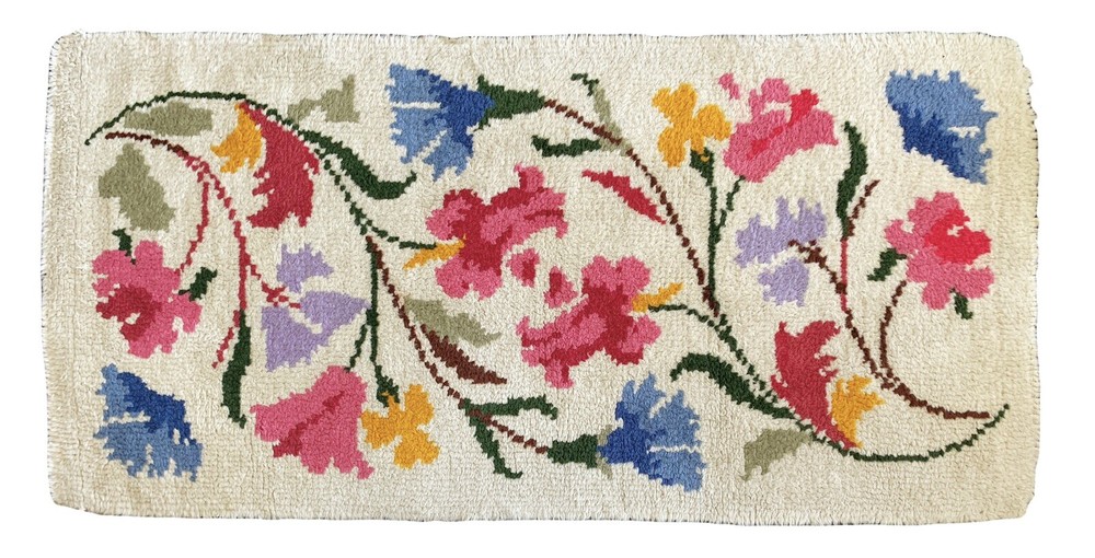 Vintage Hand Made American Hooked Rug Wool ~ Flowers ~ Floral 4'5" x 2'2"