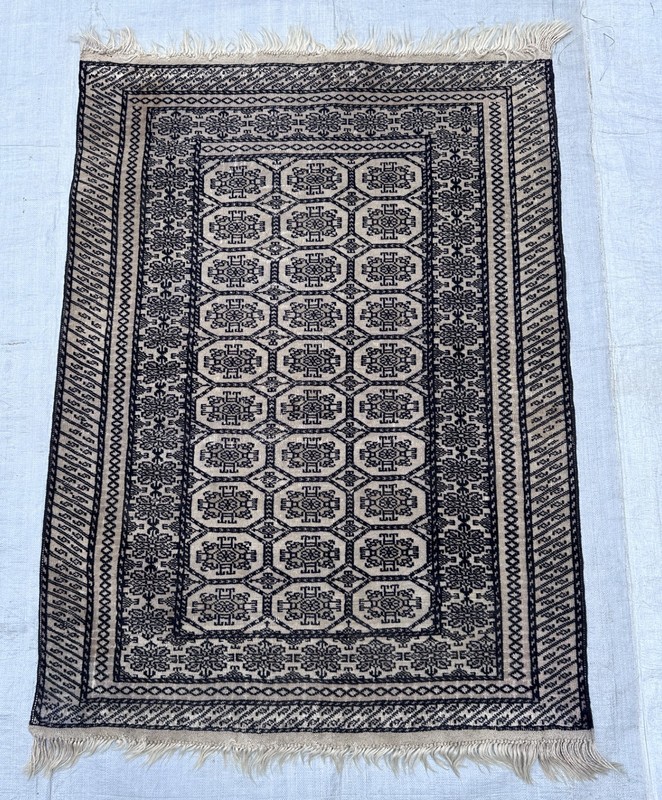 COLLECTORS' ITEM SEMI ANTIQUE BUHARA GEOMETRIC PATTERN FINE WOVEN TRIBAL CARPET gallery