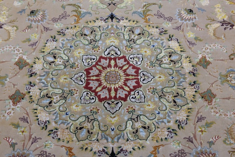 7' x 5' Handmade Fine Quality Tabris Rug, made out of 100% Natural Wool & Silk gallery