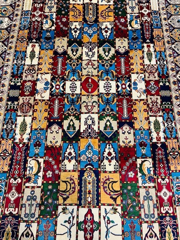 Artisanal Masterpiece: Hand-Knotted Naqsha Kashmiri New Rug (9.9 x 6.4 ft) gallery