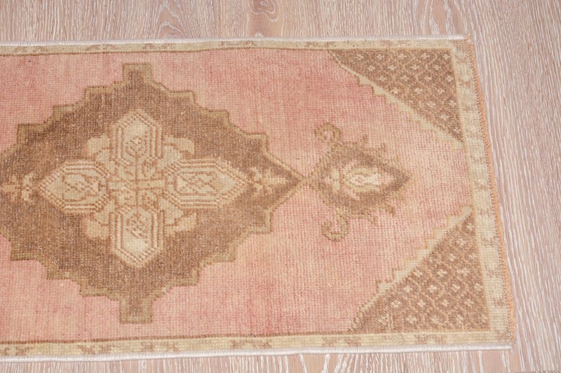 Vintage Turkish Small Rug 1'5x2'6 ft, Small Tribal Oushak Rug, Pink Brown gallery