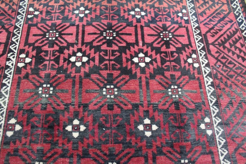 A beautiful vintage handmade Oriental tribal rug measuring 285 × 145 cm gallery