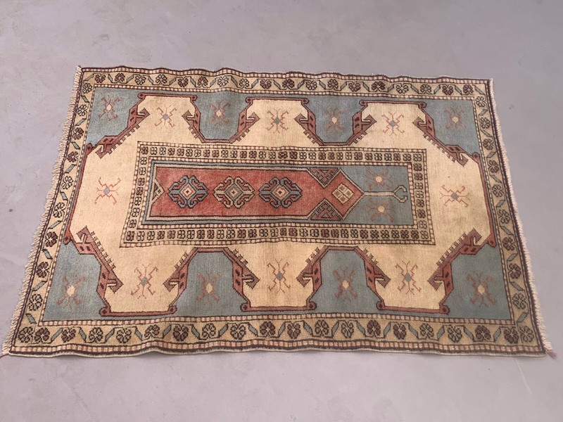 Old Turkish Small Milas Rug 132x94 cm old vintage carpet Ushak Pink Beige Blue gallery