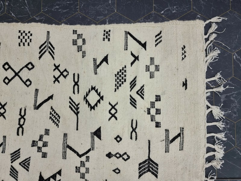 Moroccan Handmade Kilim Zanafi Rug 4'4"x8'3" Berber Abstract White Black Carpet gallery