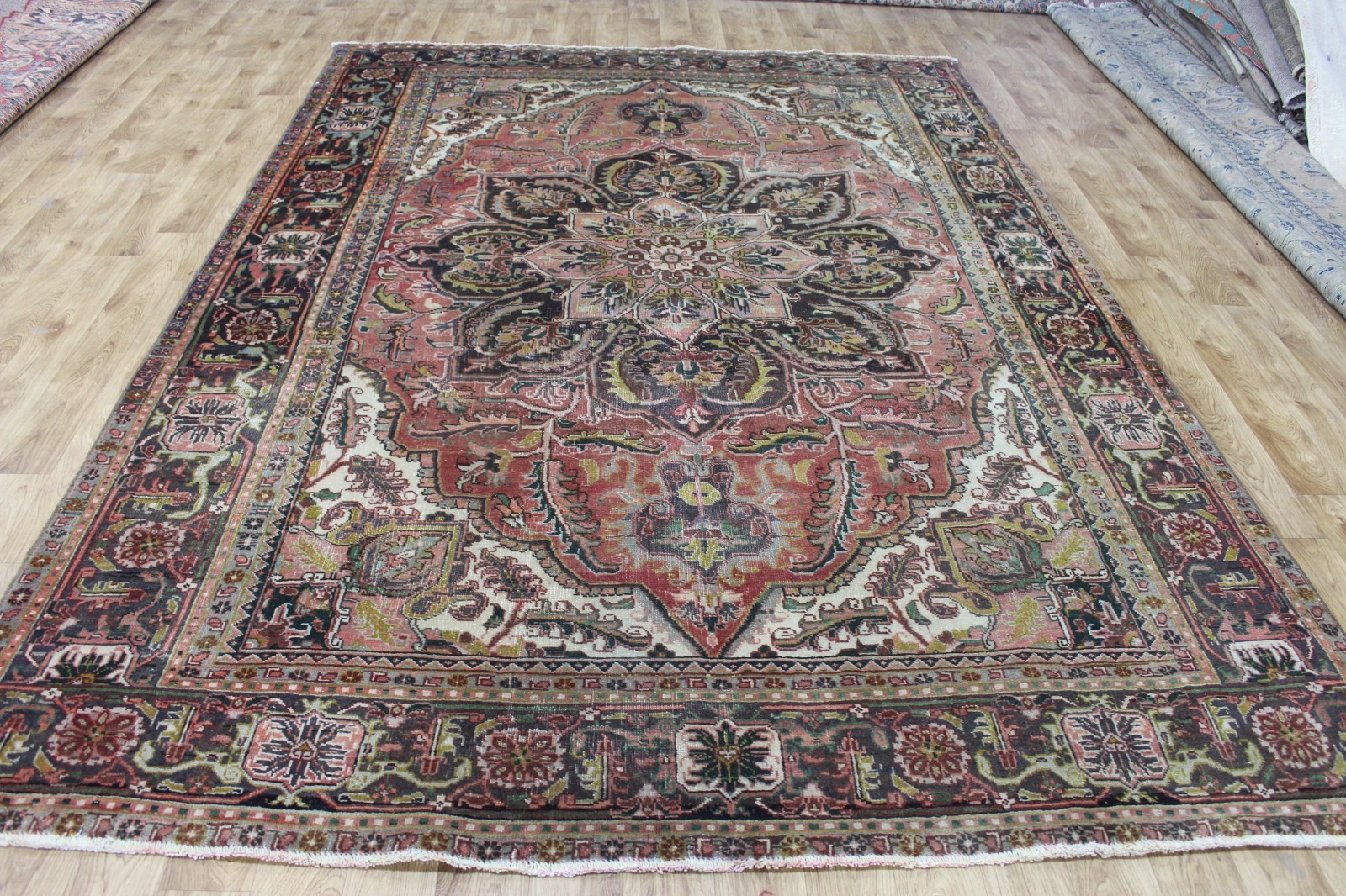 Antique Handmade Oriental Heriz Wool Rug Medallion 340 x 235cm (11’2” x 7’9”) gallery