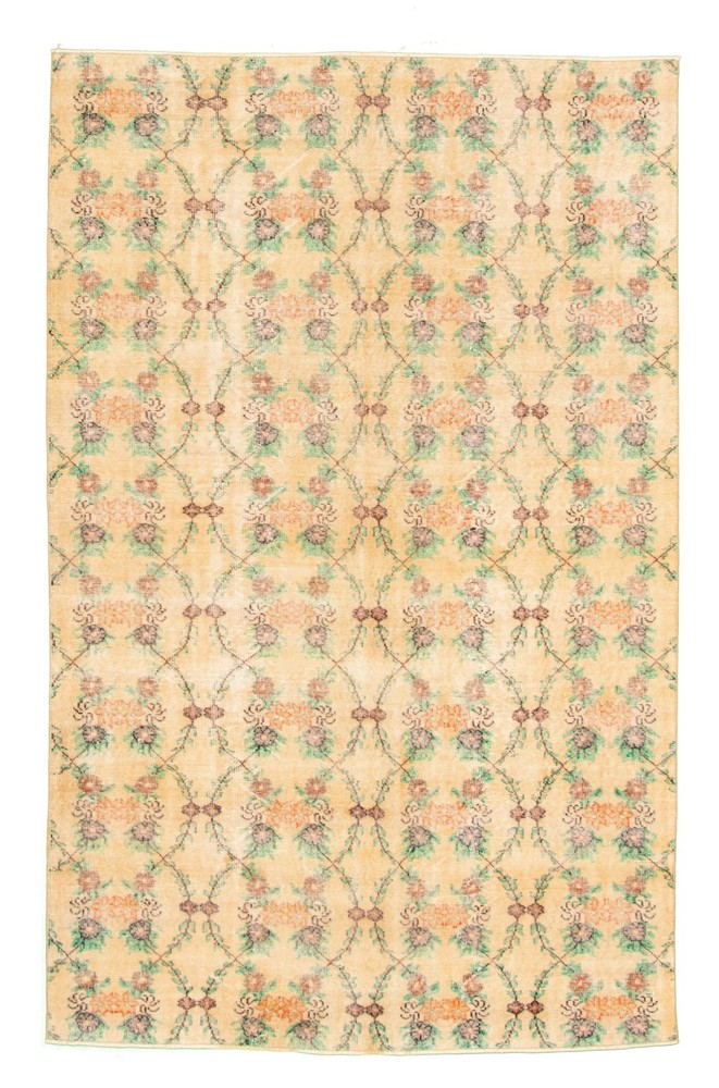 Vintage 5'8" x 9'1" Traditional Hand Knotted Vegetable Dye Wool Area Rug
