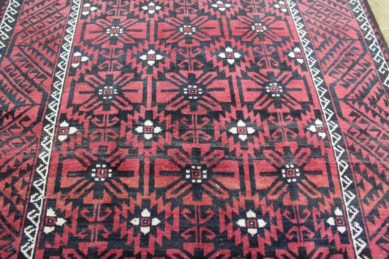 A beautiful vintage handmade Oriental tribal rug measuring 285 × 145 cm gallery