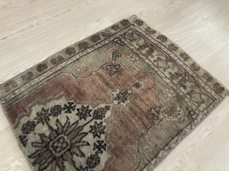 Square rug, Pink rug, Turkish rug, Vintage small rug, Doormat rug, 1.4 x 1.8 ft gallery