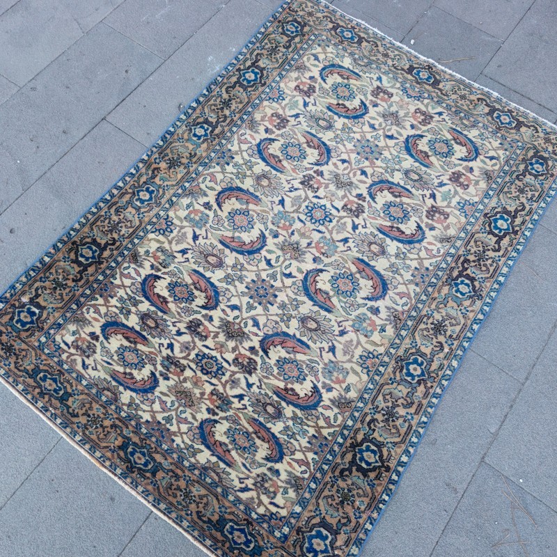 Perfectly woven Vintage Area Rug 3.74 x 5.45 ft , 4x5 Handmade Wool 114 x 166 cm gallery
