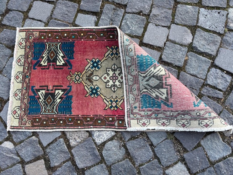 Small Handknotted Turkish Wool Rug Vintage Bohemian Accent Mat 1,6 x 3,2 ft gallery