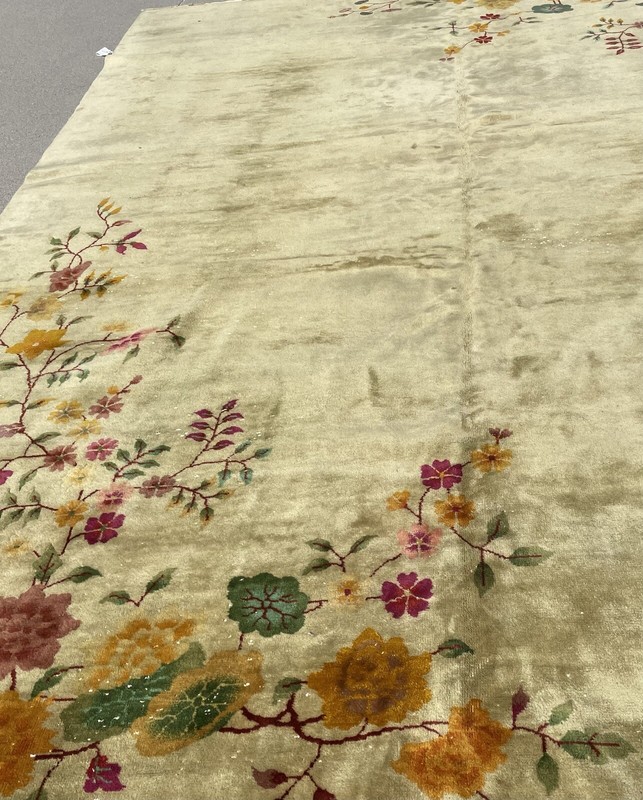 AN ATTRACTIVE LIME GREEN CHINESE ART DECO RUG gallery