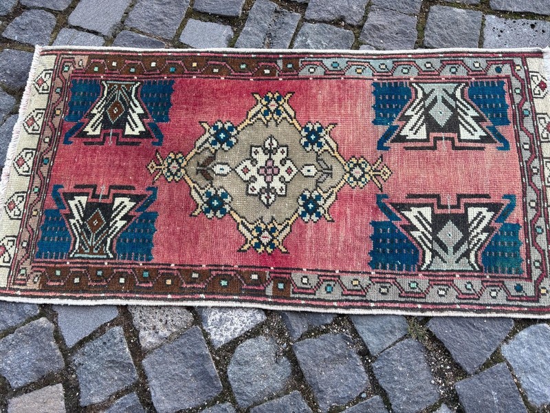 Small Handknotted Turkish Wool Rug Vintage Bohemian Accent Mat 1,6 x 3,2 ft gallery