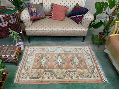 Old Turkish Small Milas Rug 142×85 cm old vintage carpet Ushak Pink Beige Blue