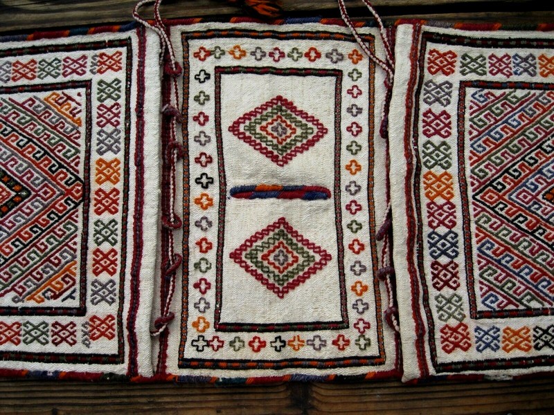 ANTIQUE 1910 TURKISH SADDLE BAG WITH WHITE COLOR COTTON AND WOOL SOUMAC gallery