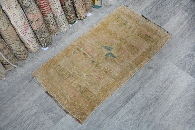 Vintage Turkish Small Rug 1'5x2'9 ft, Small Tribal Oushak Rug, Beige Neutral Mat gallery