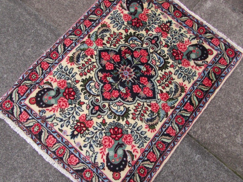 Fine Vintage Hand Made Traditional Rug Oriental Wool White Red Rug 81x63cm gallery