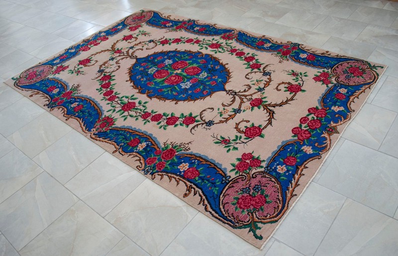 Vintage 1970s Hand-Woven Turkish Anatolian Low Pile Wool Rug 5'11"x9'3" | Floral gallery
