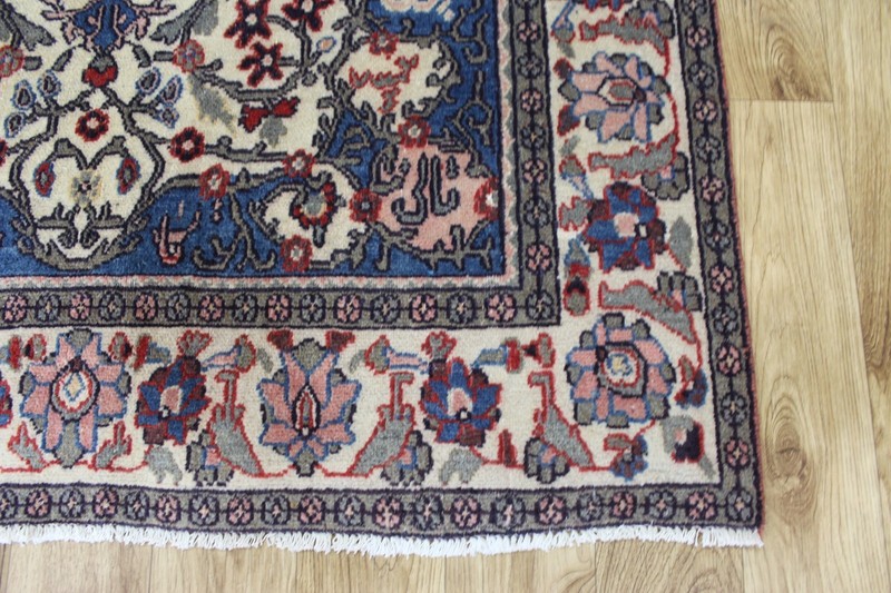 Fine vintage handmade oriental rug with beautifully drawn floral 198 x 125 cm gallery