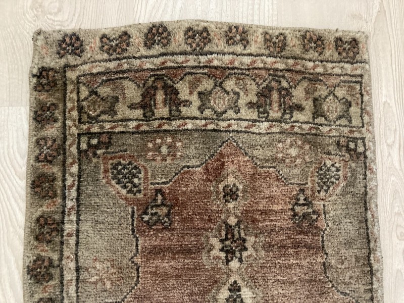 Square rug, Pink rug, Turkish rug, Vintage small rug, Doormat rug, 1.4 x 1.8 ft gallery