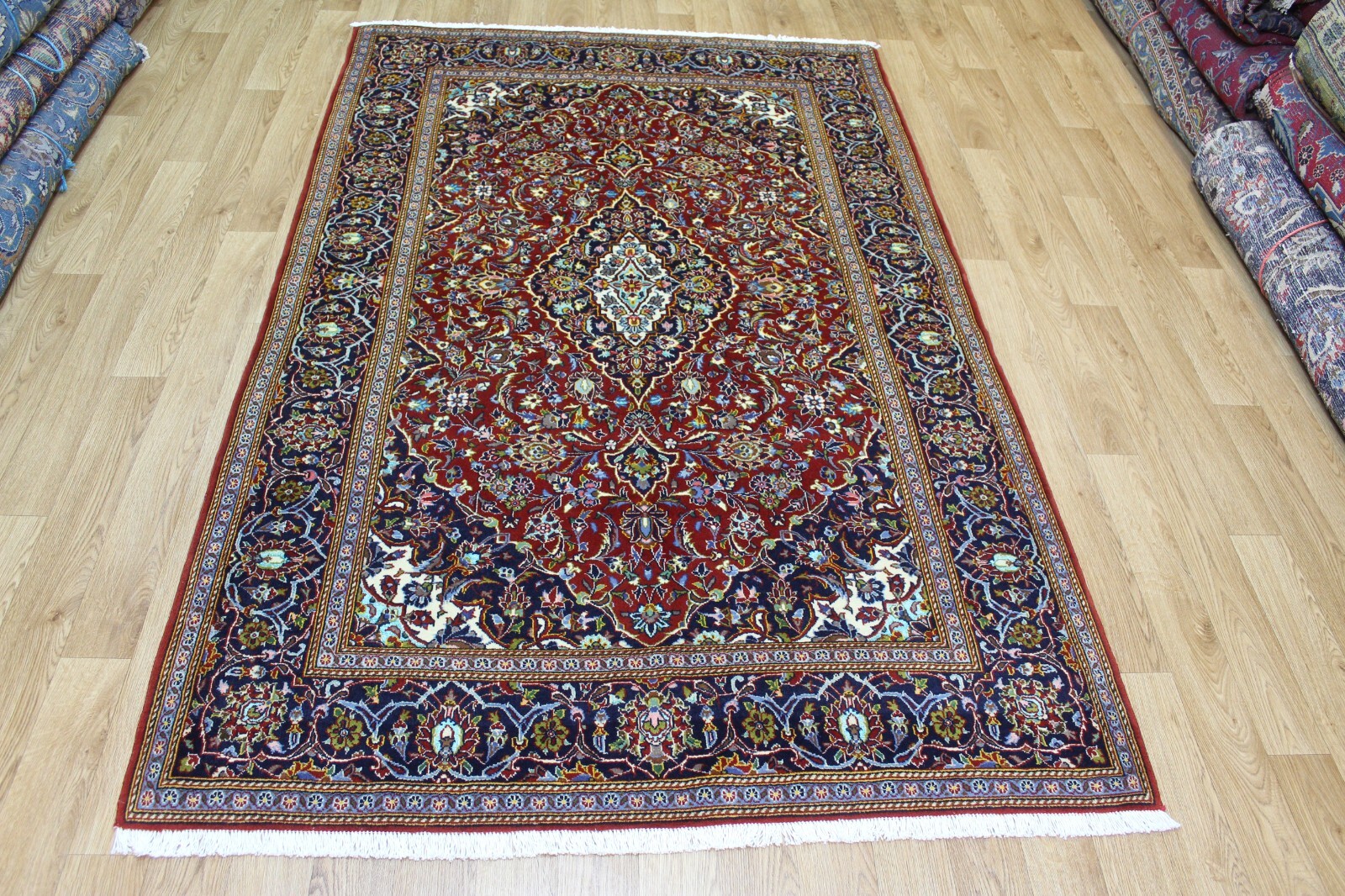 STUNNING HANDMADE ORIENTAL WOOL AND SILK RUG WITH FINE FLORAL DESIGN 220 X 138CM gallery