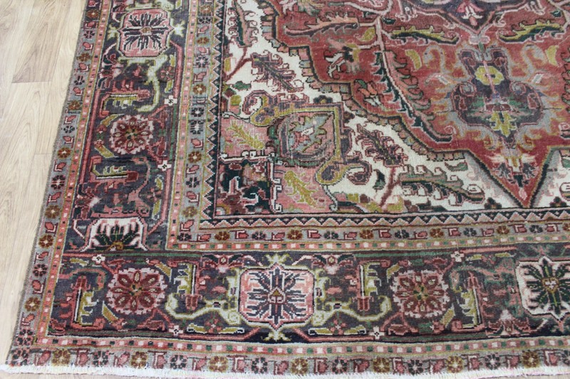 Antique Handmade Oriental Heriz Wool Rug Medallion 340 x 235cm (11’2” x 7’9”) gallery